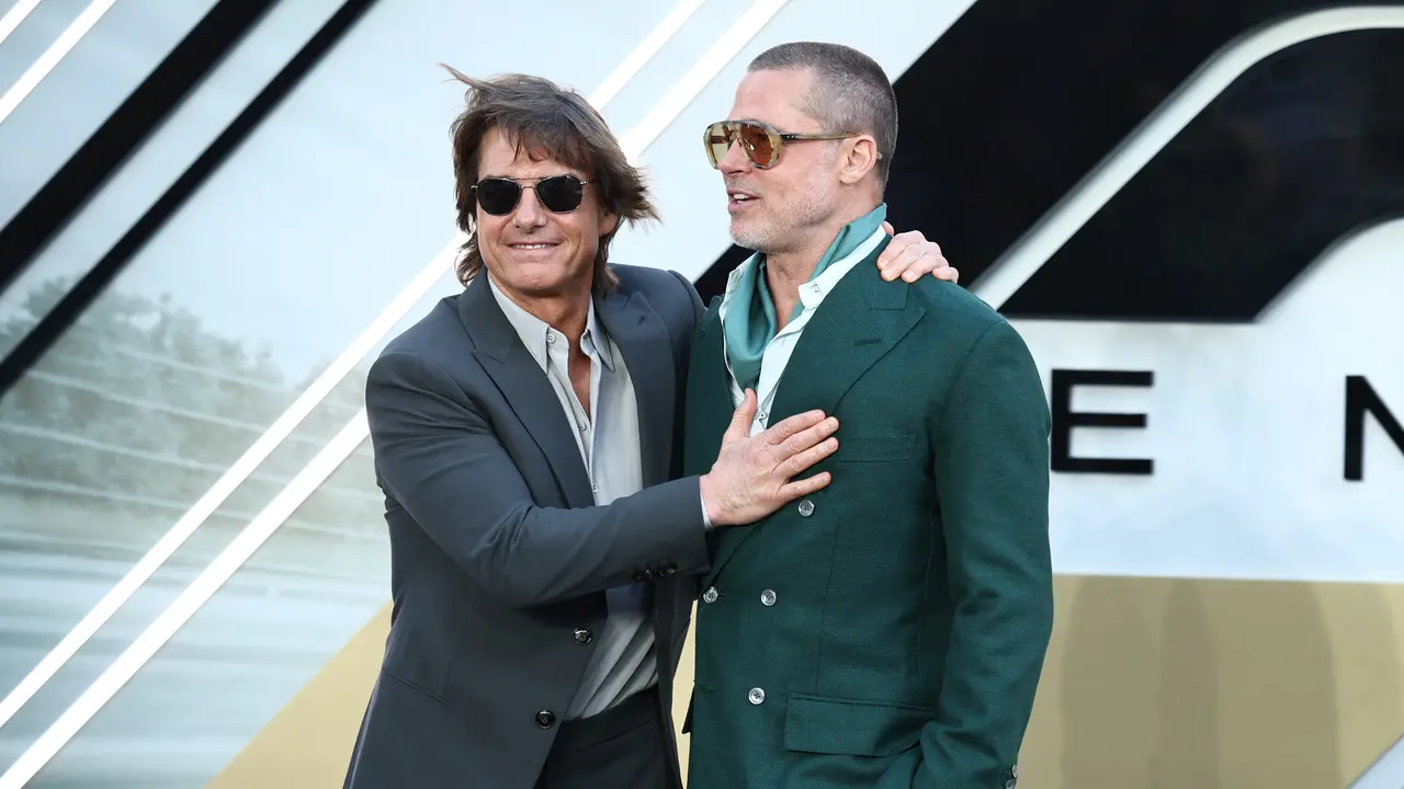 Potret Tom Cruise - Brad Pitt dalam premier film F1. (HENRY NICHOLLS / AFP)