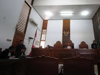 Suasana sidang praperadilan mantan Menteri ESDM, Jero Wacik di Pengadilan Negeri Jakarta Selatan, Selasa (28/4/2015). Dalam sidang putusan tersebut, PN Jaksel menolak praperadilan yang diajukan Jero Wacik terhadap KPK. (Liputan6.com/Helmi Afandi)