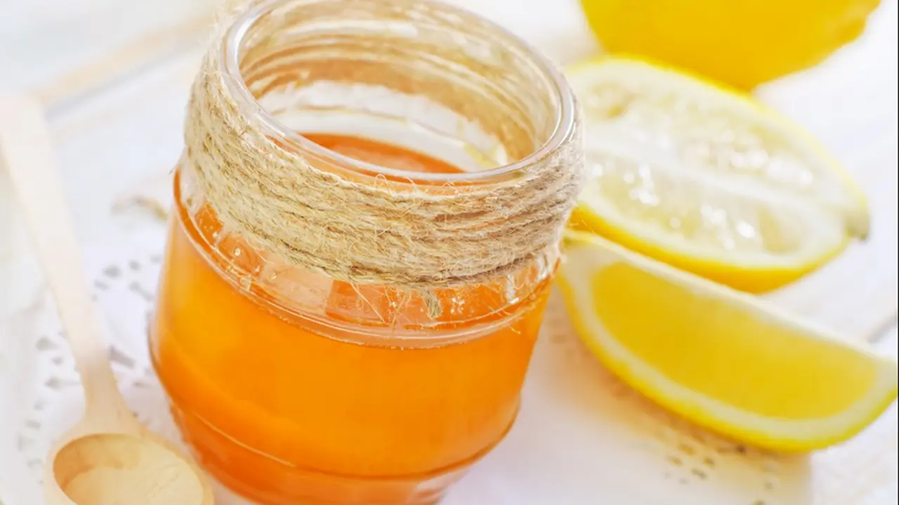 Madu dan Lemon Lebih Manjur Sembuhkan Batuk daripada Obat?