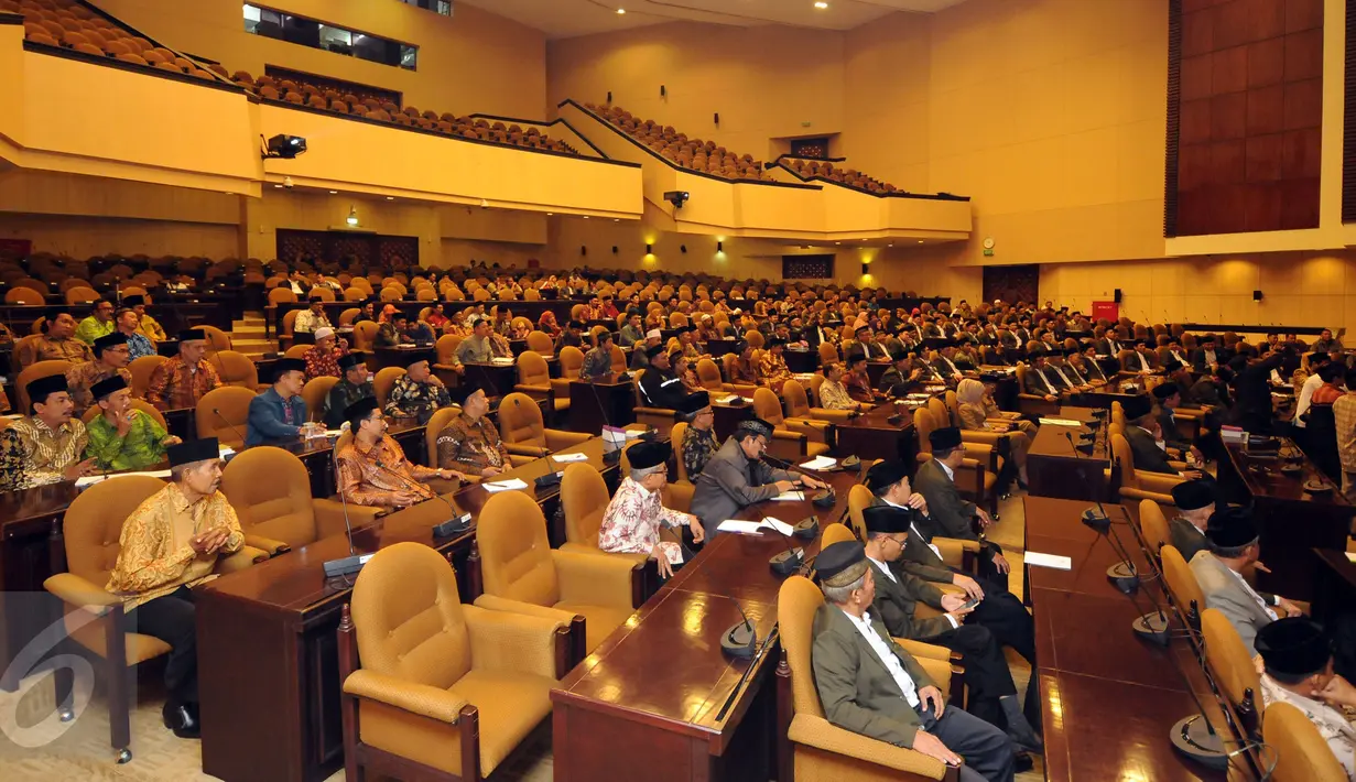 Anggota dan pengurus Dewan Masjid Indonesia Jakarta Selatan menyimak materi Sosialisasi 4 Pilar MPR RI di Kompleks Parlemen RI, Jakarta, Selasa (29/3/2016). Sosialisasi disampaikan Wakil Ketua MPR RI Hidayat Nur Wahid. (Liputan6.com/Helmi Fithriansyah)