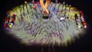Para penari tampil dalam upacara pembukaan menjelang pertandingan sepak bola Grup A Piala Dunia Qatar 2022 antara Qatar dan Ekuador di Stadion Al-Bayt di Al Khor, utara Doha (20/11/2022). Pembukaan diawali dengan pemutaran video resmi Piala Dunia 2022. (AFP/Kirill Kudryavtsev)