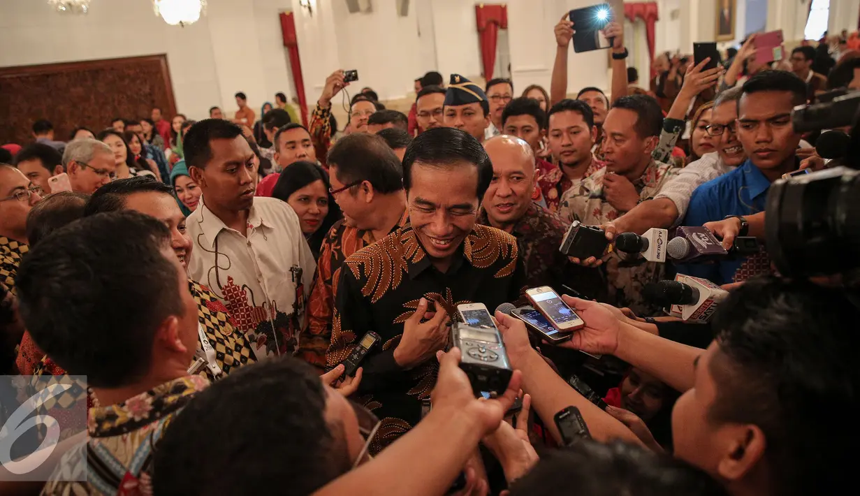 Presiden Joko Widodo saat ditanya wartawan terkait kisruh pencatutan namanya dan Wapres Jusuf Kalla oleh seorang anggota DPR dan pengusaha demi jatah saham PT Freeport Indonesia di Istana Negara, Jakarta, Rabu (18/11). (Liputan6.com/Faizal Fanani)