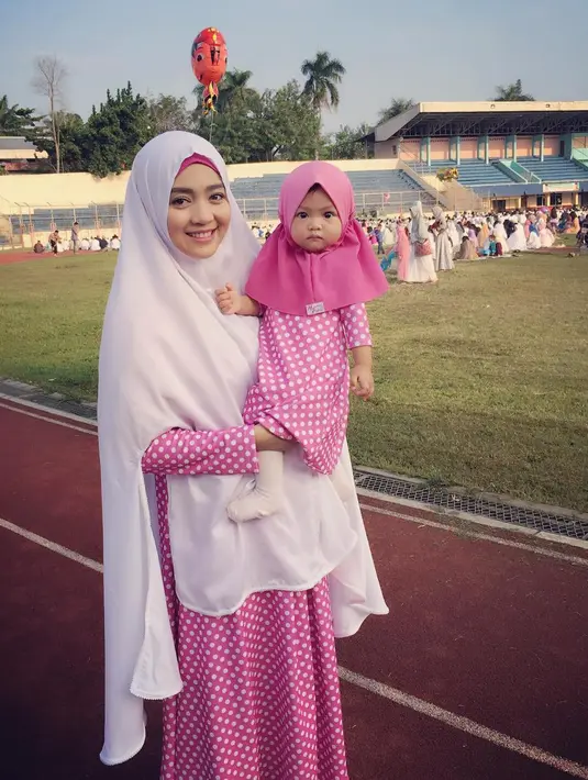 Seperti ini misalnya, Nuri sangat cantik dengan gamis berwarna pink yang senada dengan putrinya. Lalu, Nuri pun memadukannya dengan hijab berwarna putih dengan dalaman hijab yang juga berwarna pink. (Instagram/nurimaulida)