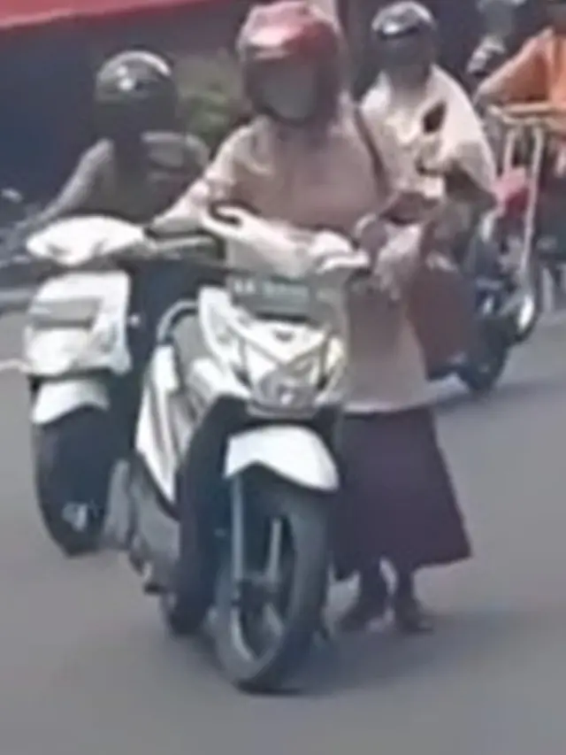 Parkir Motor di Tengah Jalan, Aksi Emak-Emak Bikin Netizen Geregetan