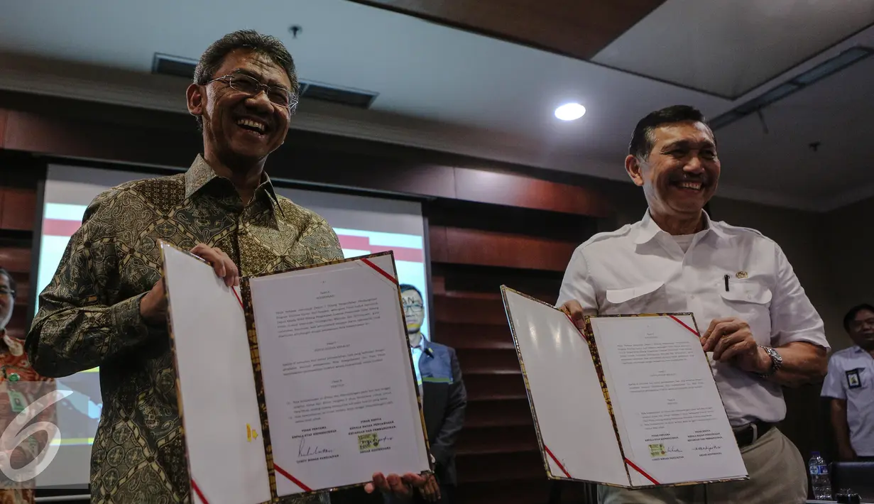 Luhut Binsar Pandjaitan (kanan) dan Ardan Adi Perdana  memperlihatkan MoU di Gedung Bina Graha, Jakarta, Jumat (10/7/2015).  MoU ini akan menjadi landasan pengawasan serta pengendalian 100 program prioritas Presiden Jokowi. (Liputan6.com/Faizal Fanani)