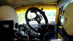 Tanpa diduga setir pembalap ini terlepas saat ia sedang mengadu kecepatan di sebuah arena. Alhasil, ia pun harus bekerja keras mengendalikan laju mobilnya itu melalui pangkal setir.