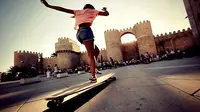 Menantang, Bermain Longboard Bak Membelah Angin