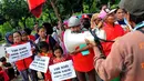 Massa yang sebagian besar terdiri dari kaum ibu dan anak-anak menggelar demo di depan Balaikota, Jakarta, Jumat (27/2/2015). Mereka menilai Gubernur Ahok gagal menjalankan pemerintahan dalam 100 hari (Liputan6.com/Faisal R Syam)