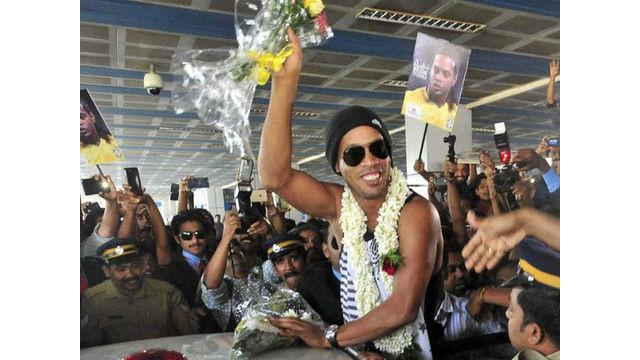 Ronaldinho Lolos dari insiden maut saat tiang lampu jalan ambruk tepat di depan mobil yang membawanya di Kerala, India pada Senin (25/1/2016). Ronaldinho hadir di sana untuk membuka turnamen sepak bola Sait Nagjee.