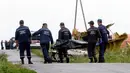 Jenazah korban pesawat Malaysia Airlines selanjutnya diangkut menuju rumah sakit terdekat (REUTERS/Maxim Zmeyev)