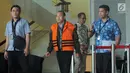 Tersangka kontraktor Susilo Prabowo usai menandatangani berkas P21 di Gedung KPK, Jakarta, Jumat (3/8). Susilo segera disidangkan terkait dugaan suap pada Wali Kota Blitar M Samanhudi Anwar dan Bupati Tulungagung Syahri Mulyo. (Merdeka.com/Dwi Narwoko)