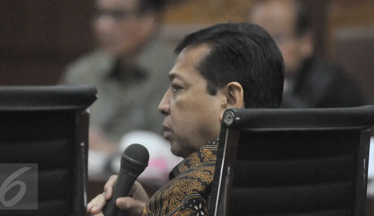 Ketua DPR Setya Novanto memberikan kesaksian dalam sidang kasus korupsi e-KTP di Pengadilan Tipikor Jakarta, Kamis (6/4). Delapan orang saksi dihadirkan Jaksa Penuntut Umum dalam sidang kelima kasus mega korupsi e-KTP ini. (Liputan6.com/Helmi Afandi)