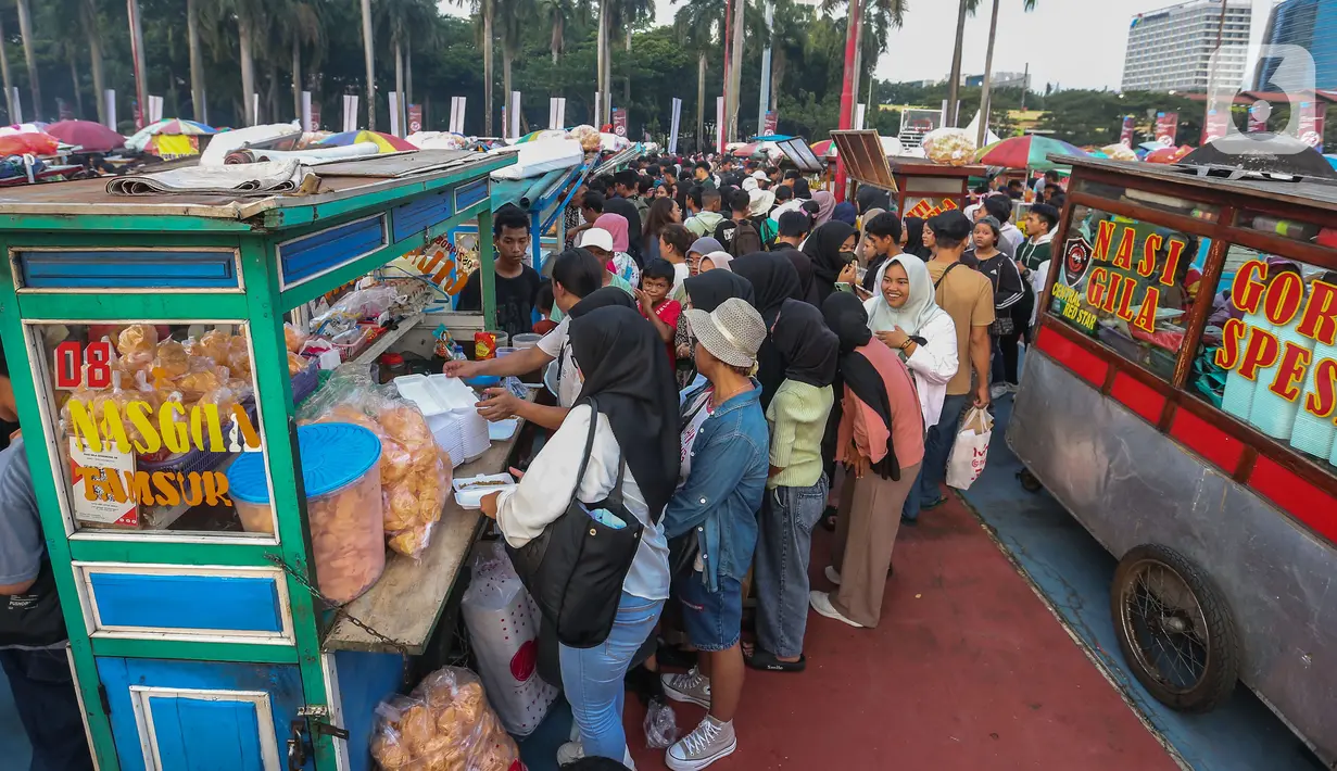 Beragam hiburan dan bazar murah rakyat yang disajikan untuk warga. (Liputan6.com/Angga Yuniar)