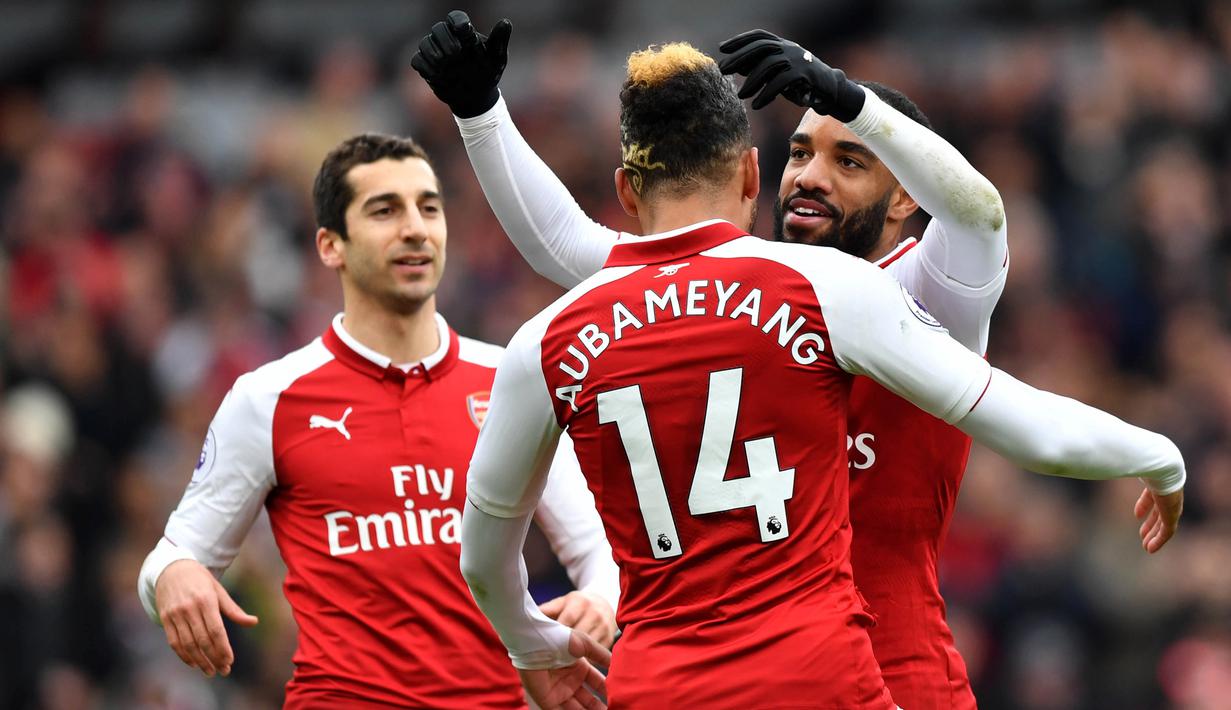 Striker Arsenal, Pierre-Emerick Aubameyang bersama Alexandre Lacazette, merayakan gol yang dicetaknya ke gawang Stoke pada laga Premier league di Stadion Emirates, London, Minggu (1/4/2018). Arsenal menang 3-0 atas Stoke. (AFP/Oliver Greenwood)