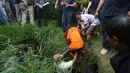 Seorang tersangka dibantu petugas pada rekonstruksi pencurian kabel gorong-gorong di Jalan Medan Merdeka Selatan, Jakarta, Selasa (15/3). Tersangka memperagakan cara masuk ke lubang gorong-gorong dan cara mencuri kabel. (Liputan6.com/Immanuel Antonius)