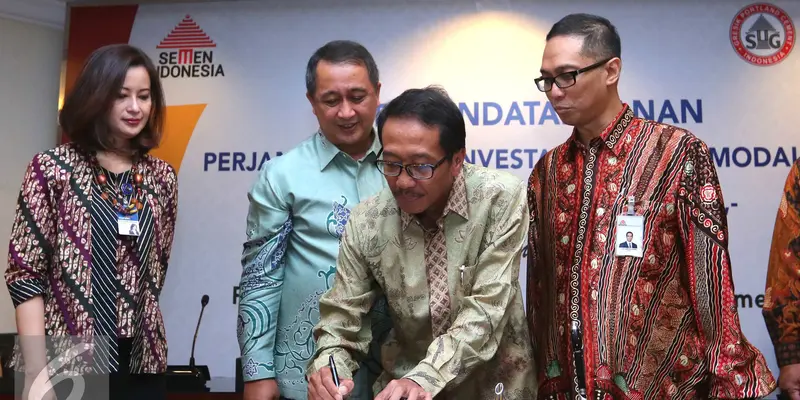 Dirut Semen Gresik, Sunardi Prionomurti (kedua kanan) saat menandatangani kerjasama dengan Bank Mandiri, Jakarta, Jumat (10/6). PT Semen Gresik mendapatkan fasilitas kredit senilai total Rp 3,96 triliun dari Bank Mandiri. (Liputan6.com/Angga Yuniar) 
