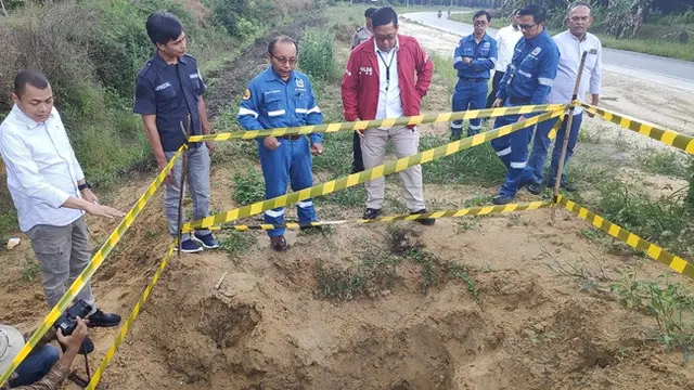 Terowongan yang dibuat sindikat pencurian minyak mentah di pipa bawah jalan milik PT Chevron.