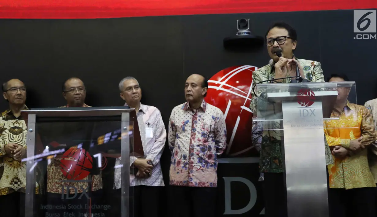 Dirut BEI, Tito Sulistio membuka perdagangan Indeks Harga Saham Gabungan (IHSG) di Jakarta, Kamis (13/7). Merayakan hari jadi yang ke 25, PT Bursa Efek Indonesia (BEI) mengundang komisaris dan direksi periode 1992 hingga 2017. (Liputan6.com/Angga Yuniar)