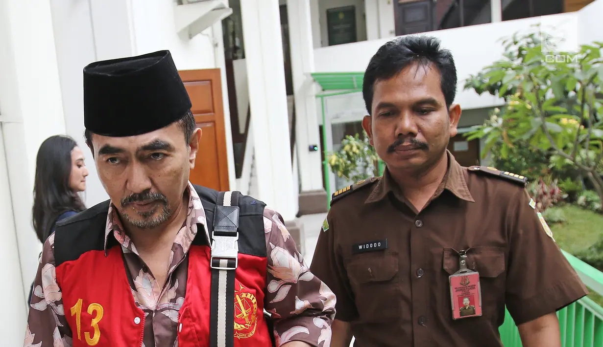 Gatot Brajamusti atau Aa Gatot usai menjalani sidang di PN Jakarta Selatan, Selasa (7/11). Gatot menjalani sidang kasus dugaan kepemilikan senjata api ilegal dan satwa langka. (Liputan6.com/Herman Zakharia)