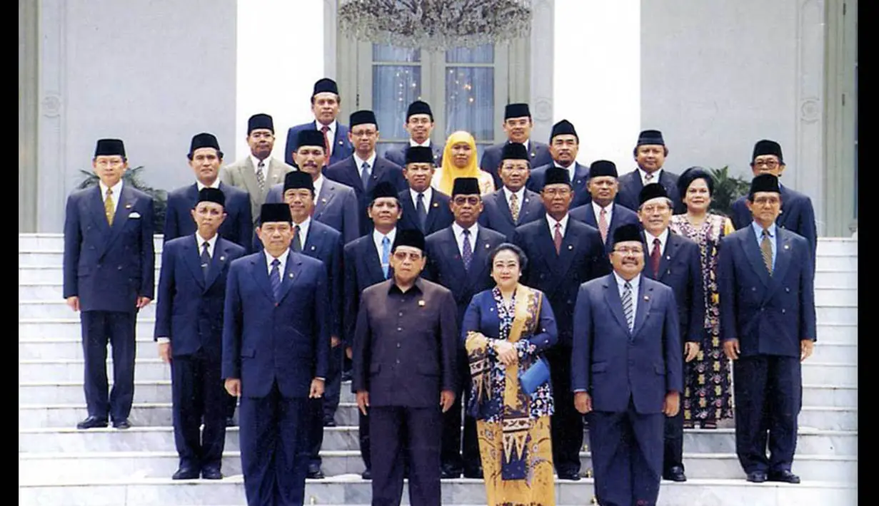 Abdurrahman Wahid (Gus Dur) serta wakilnya, Megawati Soekarnoputri, dilantik pada 20 Oktober 1999 dan mengumumkan kabinet mereka yang disebut Kabinet Persatuan Nasional pada 26 Oktober. (Istimewa)