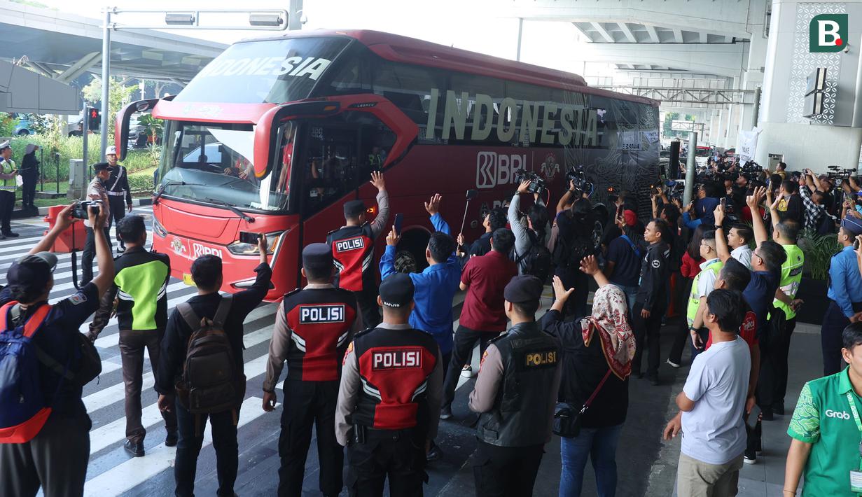 Bus yang mengangkut rombongan Skuad Timnas Indonesia U-23 yang baru tiba usai berjuang di Piala Asia U-23 2024 di Qatar dan play-off Olimpiade Paris di Prancis meninggalkan Terminal 3 Bandara Soekarno-Hatta, Tangerang, Banten, Sabtu (11/5/2024) pagi WIB. (Bola.com/M Iqbal Ichsan)