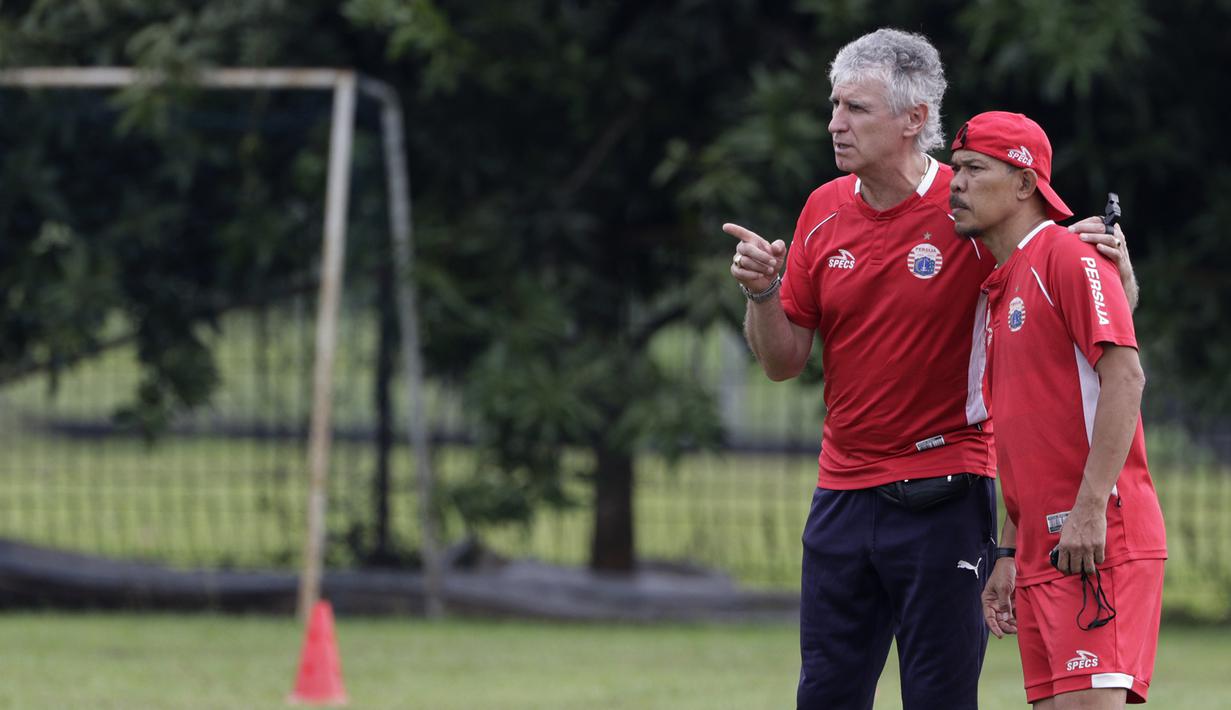 Pelatih Persija Jakarta, Ivan Kolev, berdiskusi dengan Mustaqim saat latihan di Lapangan Sutasoma, Jakarta, Rabu (16/1). Ini merupakan latihan perdana yang dipimpin oleh Ivan Kolev. (Bola.com/Yoppy Renato)
