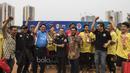 Turnamen Football For Peace ditutup dengan perayaan dari para pemain dan official Brigade Beringin. (Bola.com/Vitalis Yogi Trisna)