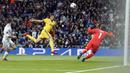 Penyearang Juventus, Mario Mandzukic mencetak gol ke gawang Real Madrid pada leg kedua perempat final Liga Champions di Santiago Bernabeu stadium, Madrid, (11/4/2018). Real Madrid menang agregat 4-3. (AP/Paul White)