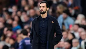 Pelatih kepala Real Madrid, Alvaro Arbeloa, menyaksikan pertandingan La Liga Spanyol antara Real Madrid dan Levante dari pinggir lapangan di Madrid, Spanyol, Sabtu, 17 Januari 2026. (AP Photo/Jose Breton)