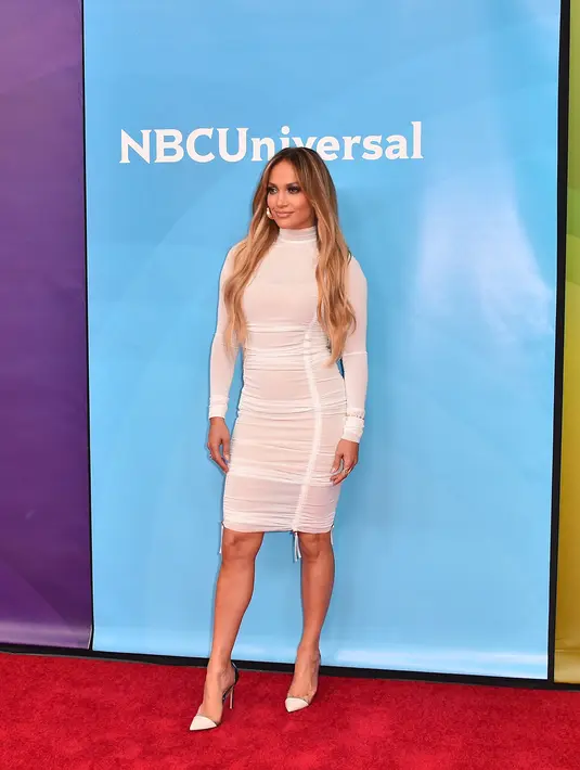 Aktris Jennifer Lopez berpose di karpet merah saat menghadiri NBCUniversal's Summer Press Day 2018 di The Universal Studios Backlot di Universal City, California (2/5). Jennifer Lopez tampil seksi dengan gaun putih ketat. (AFP Photo/Alberto E. Rodriguez)