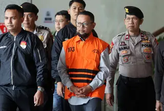 Setelah melalui proses audit panjang, Badan Pemeriksa Keuangan (BPK) RI mengonfirmasi bahwa kerugian keuangan negara dalam kasus ini menembus angka Rp622 miliar. Tampak dalam foto, mantan Staf Khusus Menteri Agama (Menag) periode 2020-2024, Yaqut Cholil Qoumas, Ishfah Abidal Aziz alias Gus Alex (tengah) usai menjalani pemeriksaan di Gedung Merah Putih Komisi Pemberantasan Korupsi (KPK), Jakarta, Selasa (17/3/2026). (Liputan6.com/Helmi Fithriansyah)