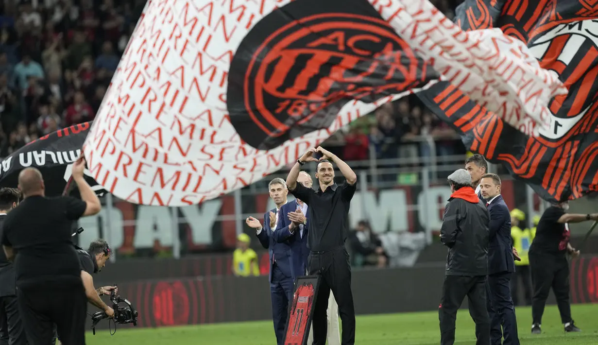 <p>Zlatan Ibrahimovic resmi mengakhiri karier sepak bolanya di usia 41 tahun. Dengan berlinang air mata, striker Swedia itu mengumumkan keputusannya usai laga terakhir AC Milan Vs Hellas Verona. (AP Photo/Antonio Calanni)</p>