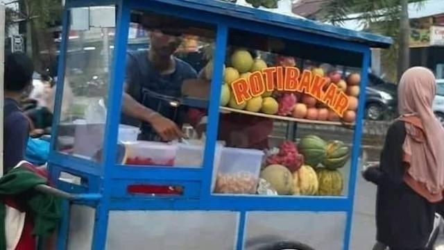 7 Kesalahan di Spanduk Kaki Lima Ini Bikin Mikir Keras