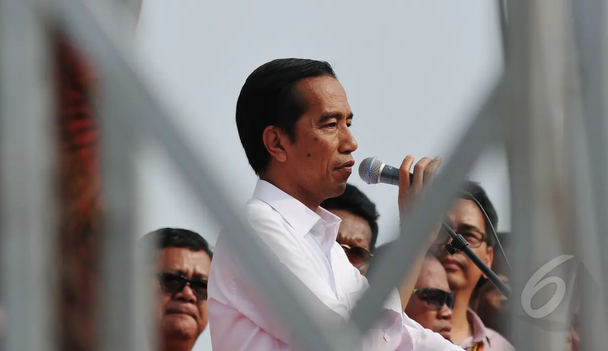 Presiden Jokowi saat memberikan kata sambutan di hadapan ratusan relawannya saat menghadiri Jambore Komunitas Juang Relawan Jokowi di Bumi Perkemahan Cibubur, Jakarta, Sabtu (16/5/2015). (Liputan6.com/Johan Tallo)