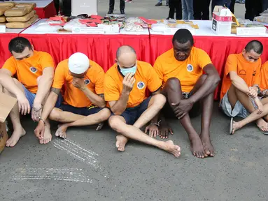 Sejumlah tersangka tindak kejahatan ditunjukkan dalam rilis akhir tahun di Balai Polda Metro Jaya, Jakarta, Jumat (27/12/2019). Polisi juga menampilkan barang bukti ganja dengan total mencapai 1 ton yang diamankan dari setiap polres dan wilayah hukum Polda Metro Jaya. (Liputan6.com/Herman Zakharia)