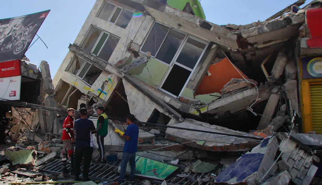 Warga mencari di antara puing-puing setelah gempa bumi melanda Pereira, Kolombia, Senin, 10 Agustus 2026. (Foto AP/Miguel Angel Lopez)