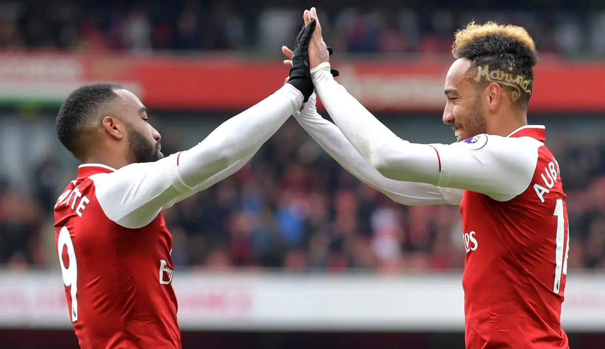 Striker Arsenal, Pierre-Emerick Aubameyang bersama Alexandre Lacazette, merayakan gol ke gawang Stoke pada laga Premier league di Stadion Emirates, London, Minggu (1/4/2018). Arsenal menang 3-0 atas Stoke. (AFP/Oliver Greenwood)