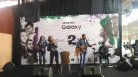 Sebuah band akustik menjadi hiburan menarik dalam seremoni ulang tahun kedua Bintang.com dan Bola.com. (Bola.com)