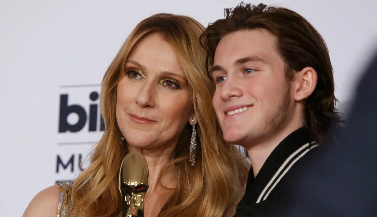 Penyanyi Celine Dion dan Rene-Charles Angelil usai menerima penghargaan Icon Award pada ajang Billboard Music Awards 2016 di Las Vegas, Minggu (22/5). Pesona anak sulung Celine Dion itu menyedot sebagian mata penonton perempuan. (REUTERS/Steve Marcus)