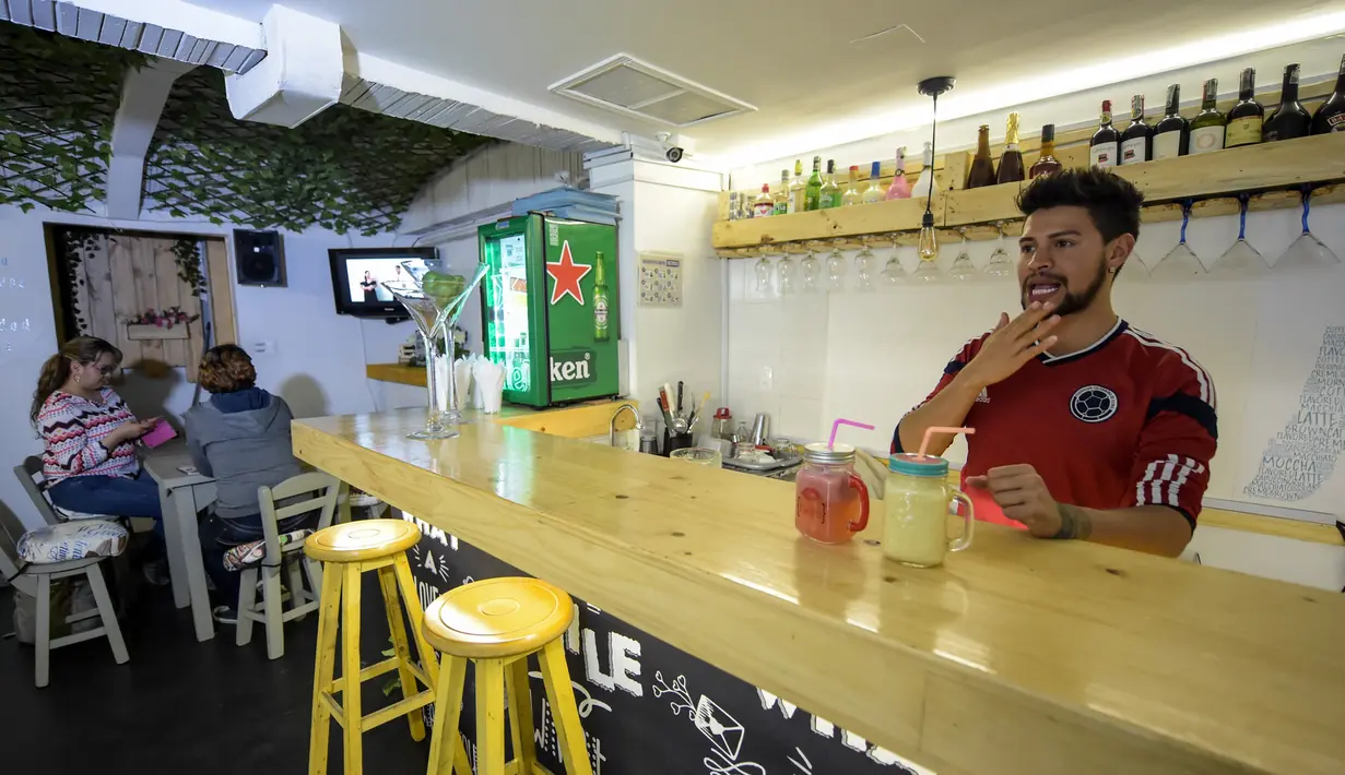 Suasana bar kopi "Sin Palabras" di Bogota (19/7).  Menu di kafe ini sangatlah unik dengan yang menggambarkan bahasa isyarat, lampu untuk memanggil pelayan dan lantai yang bergetar sesuai irama musik. (AFP Photo/Raul Arboleda)