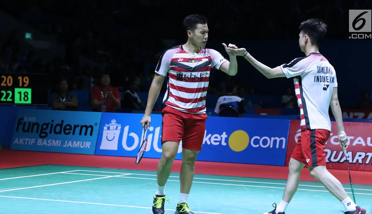 Ganda putra Indonesia Kevin Sanjaya Sukomuljo/Marcus F Gideon saat lawan Mads Conrad Petersen/Mads Pieter Kolding (Denmark) di 8 besar Indonesia Open 2018, Istora GBK, Jumat (6/7). Kevin/Marcus unggul 20-22, 22-20, 21-18. (Liputan6.com/Helmi Fithriansyah)