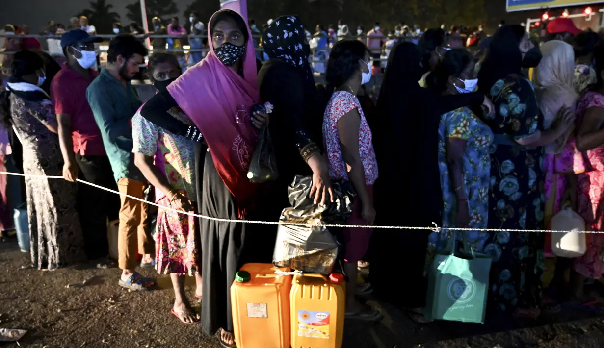 Warga mengantre untuk membeli minyak tanah di pompa bensin di Kolombo (22/3/2022). Sri Lanka memerintahkan pasukan ke pompa bensin pada 22 Maret ketika protes sporadis meletus di antara ribuan pengendara yang mengantre setiap hari untuk mendapatkan bahan bakar yang langka. (AFP/Ishara S.Kodikara)