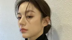 Glossy look ditampilkan oleh bintang Sweet Home ini, wajahnya dibiarkan polos tanpa riasan wajah hanya mengenakan lipstik berteksture glossy.&nbsp;@goyounjung