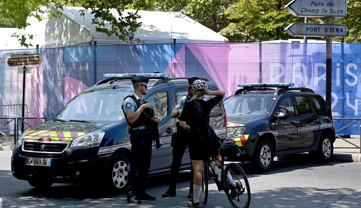 Para atlet akan menyusuri Sungai Seine dengan menggunakan 100 tongkang dan perahu sungai. (Gabriel BOUYS/AFP)