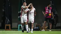 Pemain Garudayaksa FC, Alfin Kelilauw (kanan) dan Komang Tri Arta Wiguna merayakan gol pertama timnya ke gawang PSS Sleman dalam laga final Pegadaian Championship 2025/2026 di Stadion Maguwoharjo, Sleman, Yogyakarta, Sabtu (09/05/2026). (Bola.com/Abdul Aziz)