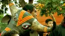 Kostum bantengan biasanya terbuat dari kain hitam dan topeng yang berbentuk kepala banteng yang terbuat dari kayu serta tanduk asli banteng. (Liputan6.com/wwn)