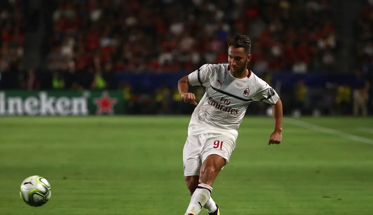 1. Andrea Bertolacci - Pemain yang tampil cukup impresif di tahun awal kedatangannya ke AC Milan. Namun cedera kambuhan membuat permainan pemain kidal tersebut sulit berkembang. (AFP)