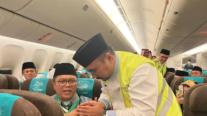 Menteri Agama Yaqut Cholil Qoumas saat melepas keberangkatan Jemaah Haji di Bandara Soekarno-Hatta, Tangerang, Banten.