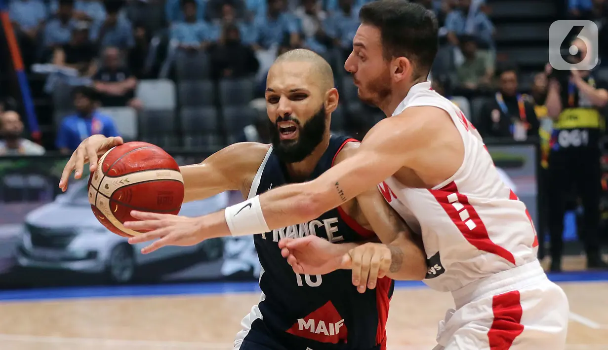 Pemain timnas basket Perancis, Evan Fournier saat melawan Lebanon pada penyisihan Grup H FIBA World Cup 2023 di Indonesia Arena, Gelora Bung Karno, Jakarta, Selasa (29/8/2023). (Liputan6.com/Helmi Fithriansyah)