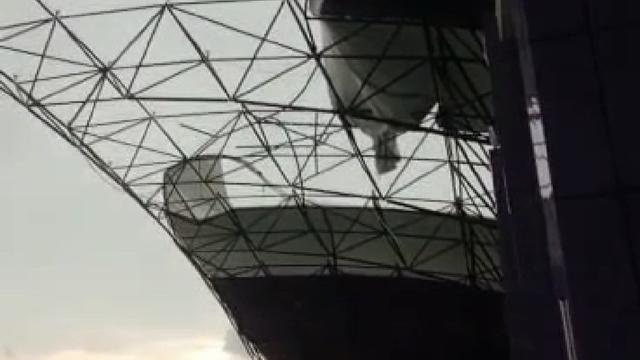 Angin puting beliung menerjang wilayah Kelapa Dua, Kabupaten Tangerang, pada Senin (30/3/2026) sore. Salah satunya membuat stadion Indomilk Arena mengalami kerusakan.